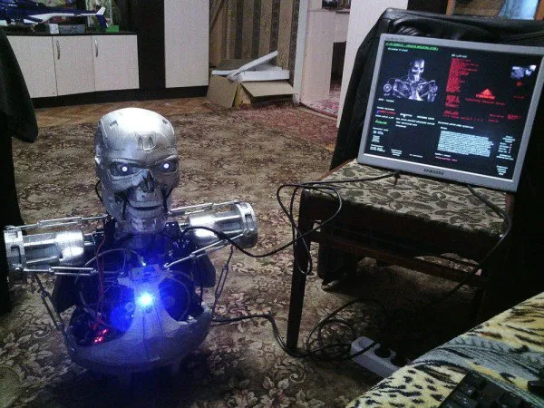 Programador russo cria exemplar do robô assassino T-800 que sabe falar; veja vídeo 
