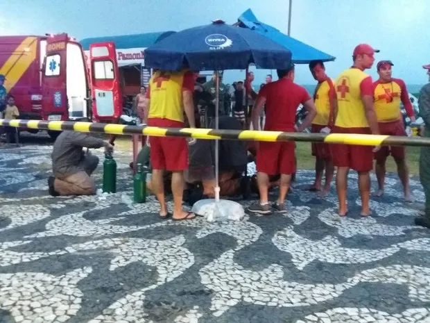 Raio atinge homem em praia no Litoral do Paraná durante partida de futebol