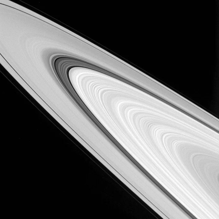 Sonda da NASA capta imagens objetos misteriosos nos anéis de Saturno 