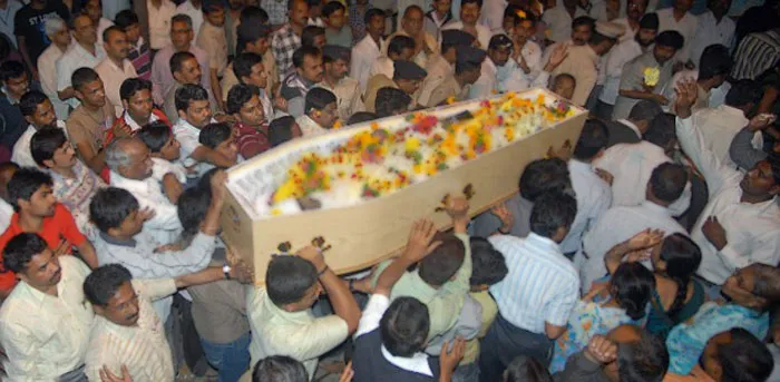 Adolescente considerado morto por médicos 'ressuscita' a caminho do enterro