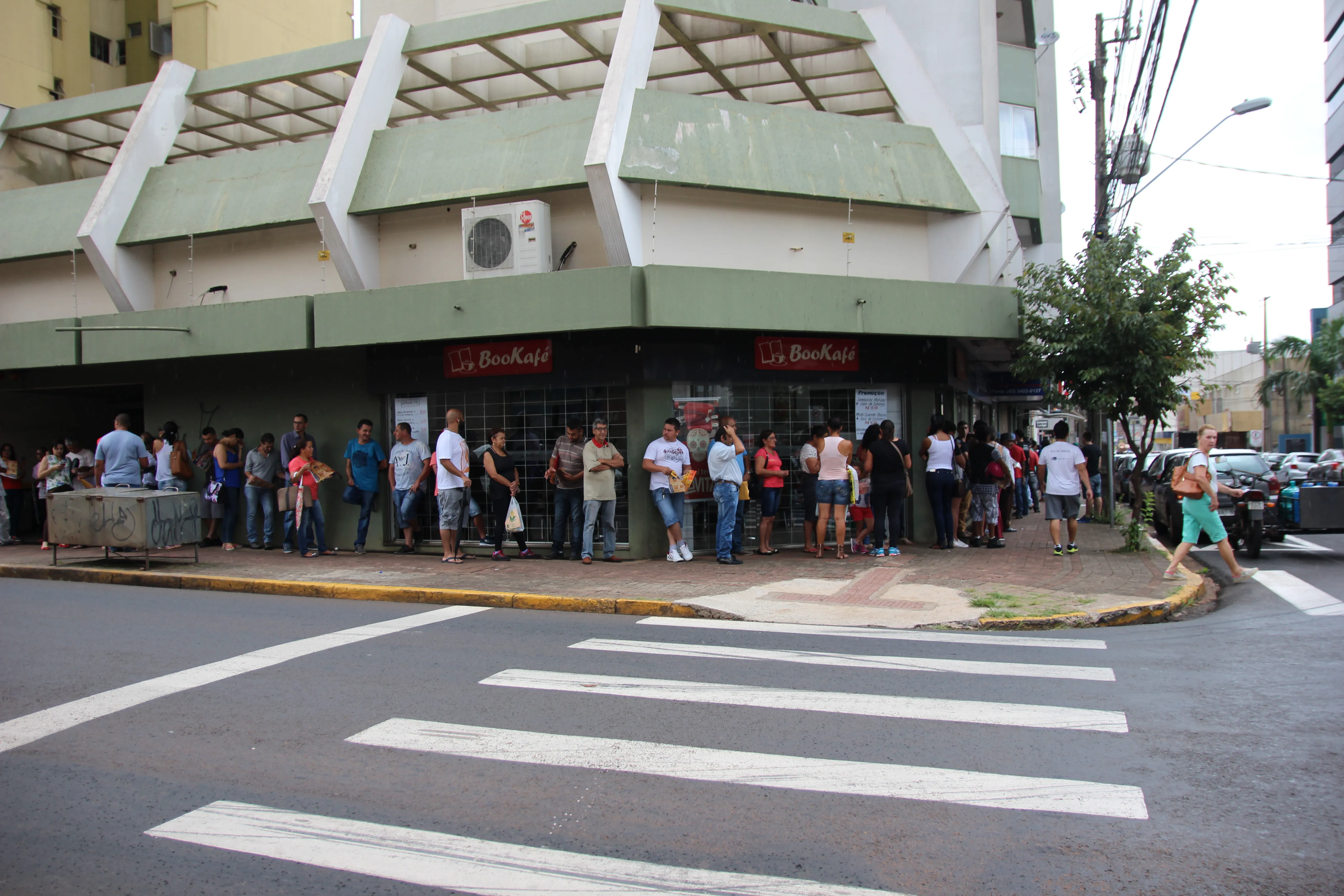 Caixa Econômica inicia pagamento das contas inativas; movimento é intenso em Apucarana