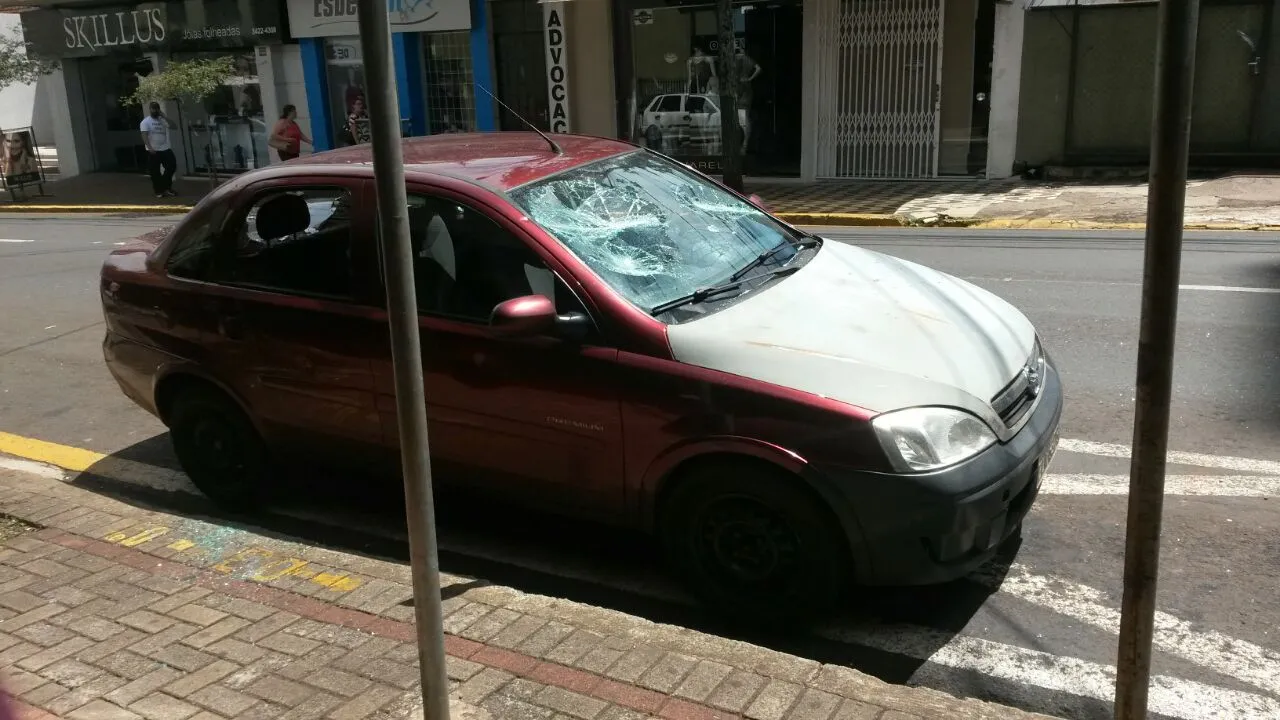 Homem destrói carro com barra de ferro em Apucarana