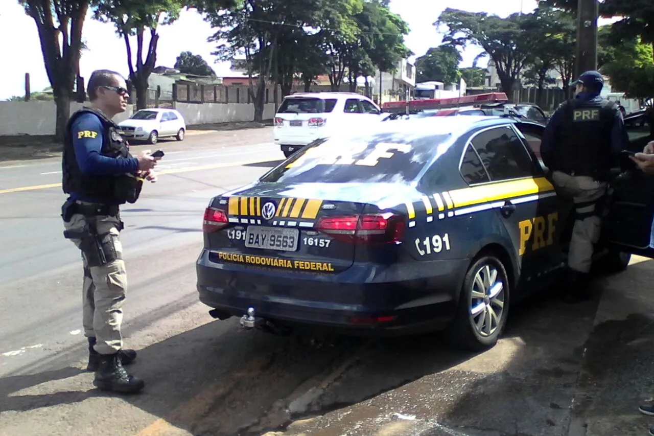 Carro bate contra poste em frente ao estadio 'Barretão'