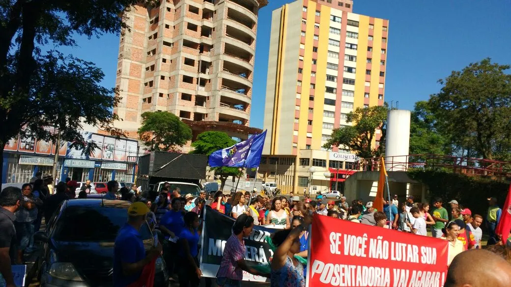 População protesta contra reformas no centro de Apucarana