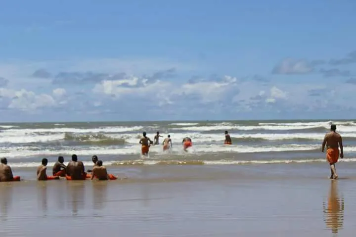 Juiz autoriza e detentos têm dia de lazer em praia no Sergipe