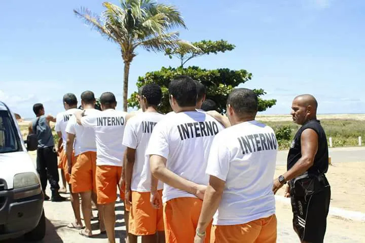 Juiz autoriza e detentos têm dia de lazer em praia no Sergipe