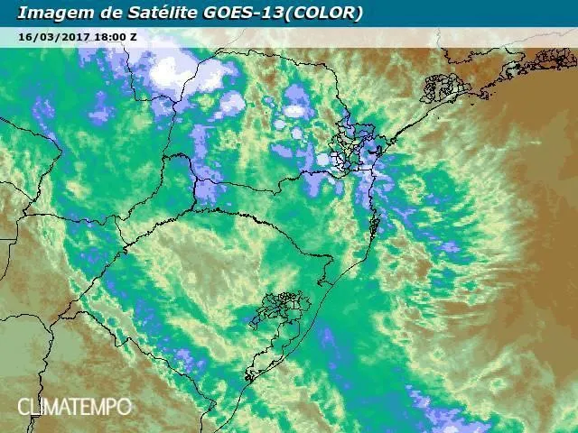 Chuva provoca alagamento em Ivaiporã; meteorologistas alertam para mais instabilidade no Paraná