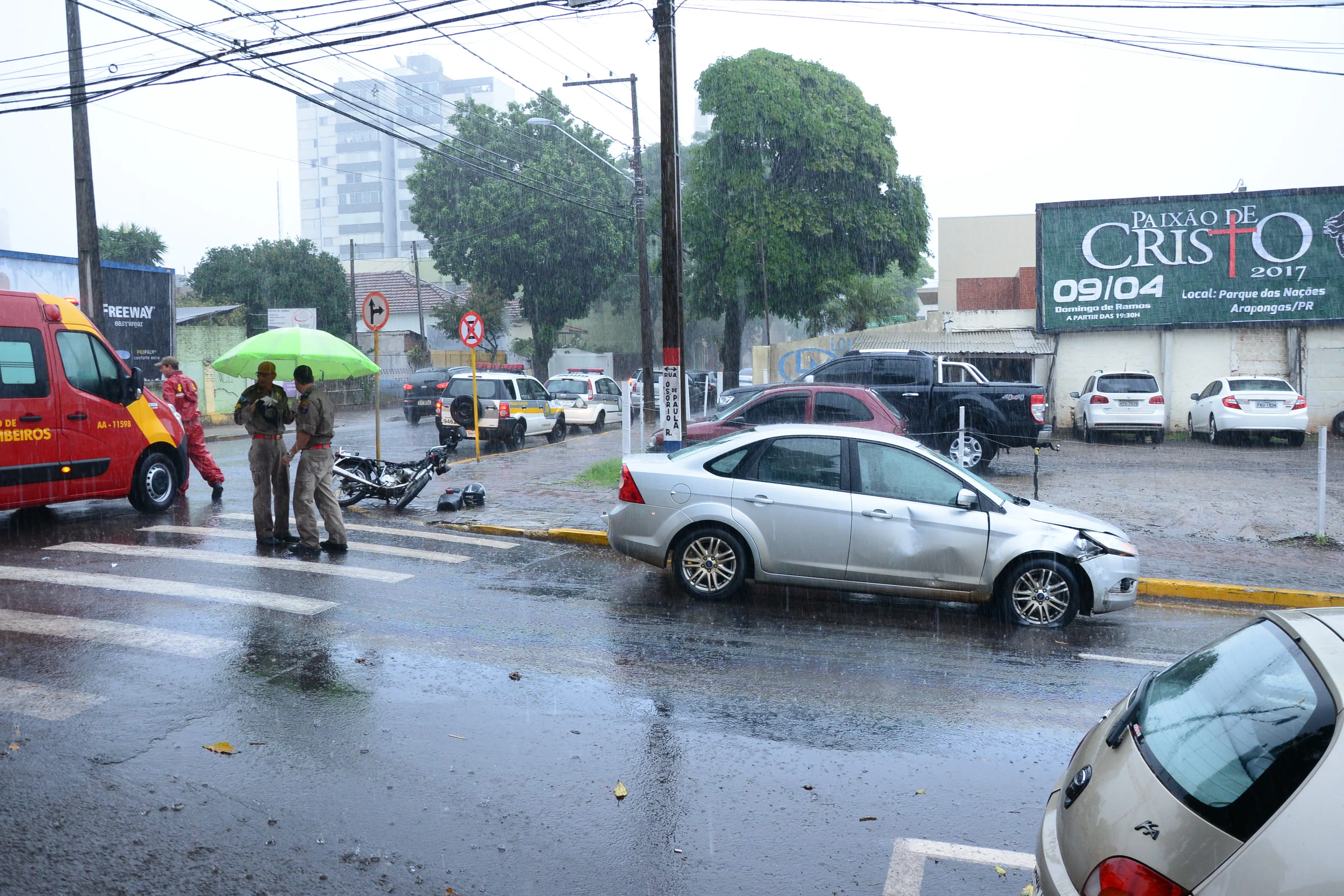 Acidente entre carro e moto deixa um ferido em Apucarana 