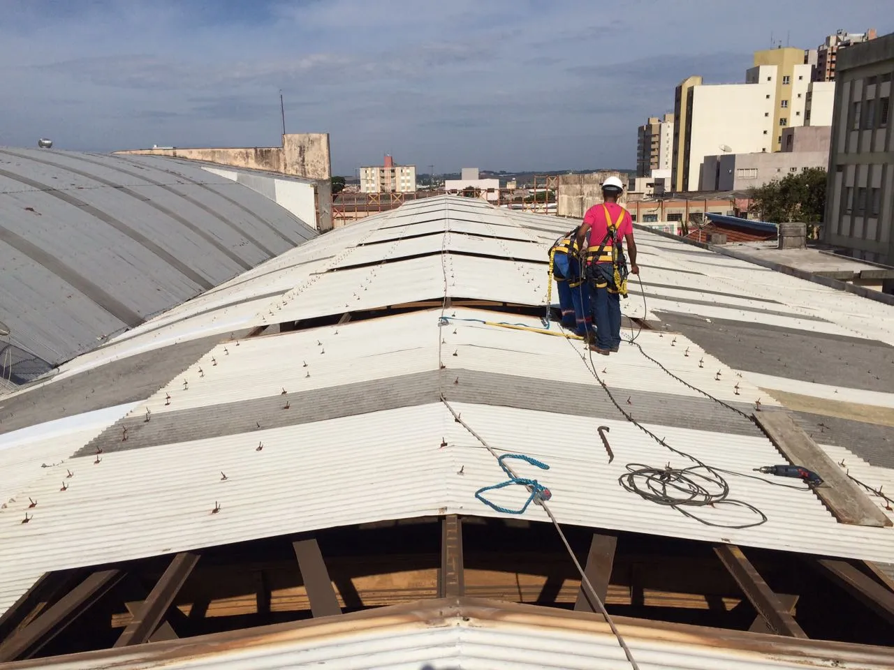 Prefeitura troca telhas para reparar goteiras do Terminal Urbano 