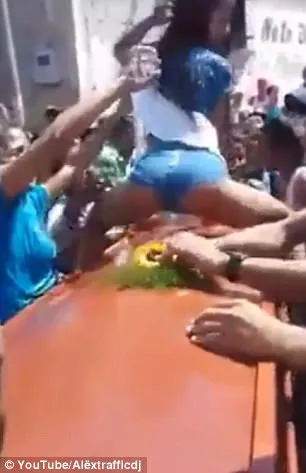 Moças rebolam sobre caixão em funeral marcado pela sensualidade e alegria