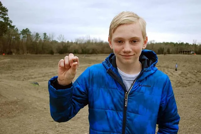 Menino de 14 anos acha diamante de 7,44 quilates em parque 