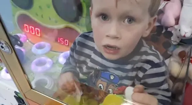 Criança de 3 anos fica presa dentro de máquina de pegar bichinhos; fotos viralizaram