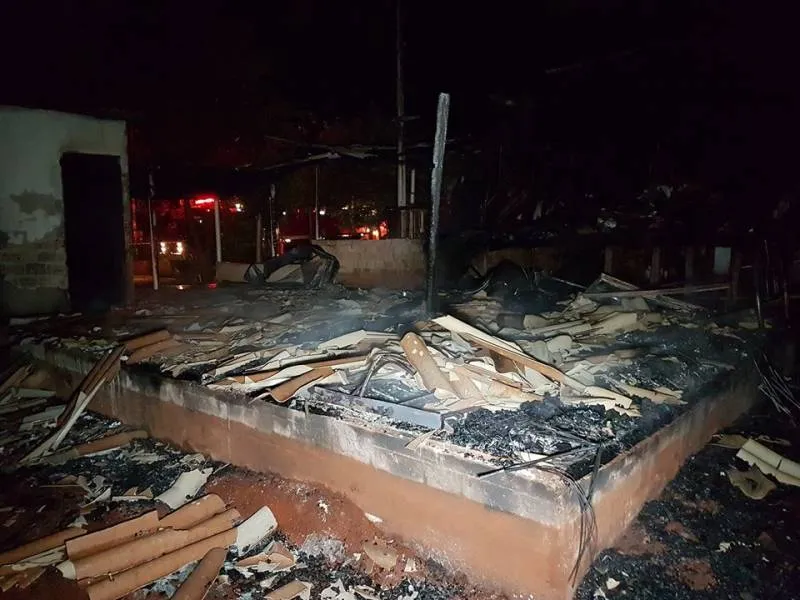 Incêndio destroi nove casas e duas pessoas morrem carbonizadas no PR