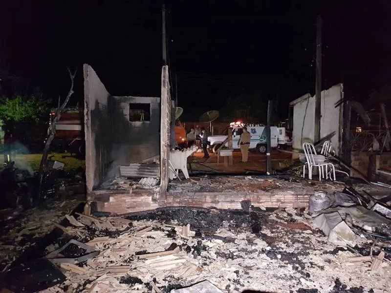 Incêndio destroi nove casas e duas pessoas morrem carbonizadas no PR