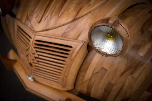 Réplica em madeira de Citroën 2CV é construída por marceneiro francês