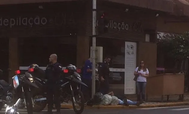Acidente no centro de Apucarana deixa motociclista ferido