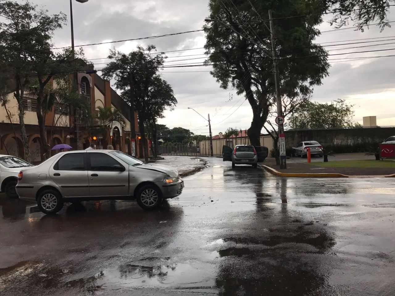 Carro invade preferencial e causa acidente no centro de Apucarana