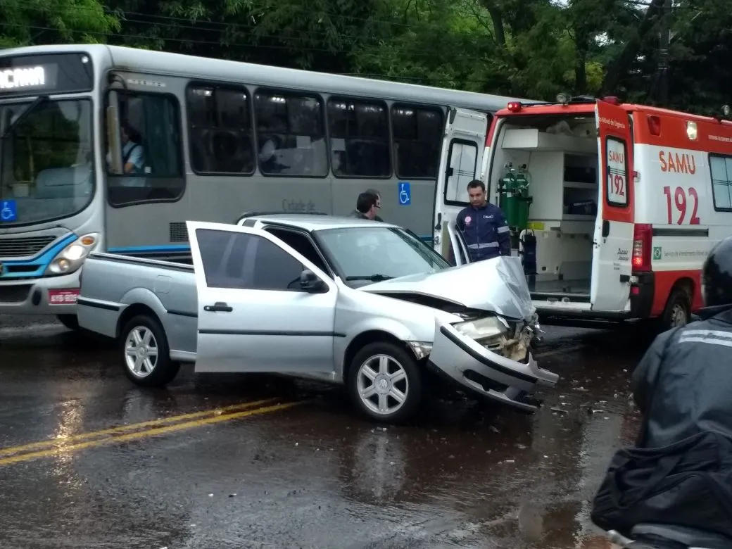 Motorista fica ferido após acidente envolvendo dois veículos em Apucarana