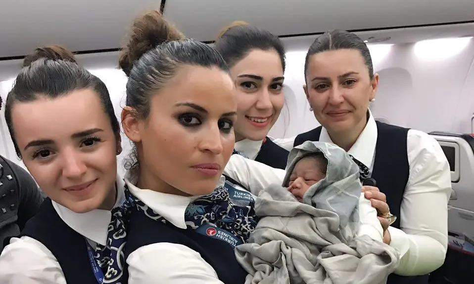 Mulher dá à luz com auxílio de comissárias e passageiros durante voo