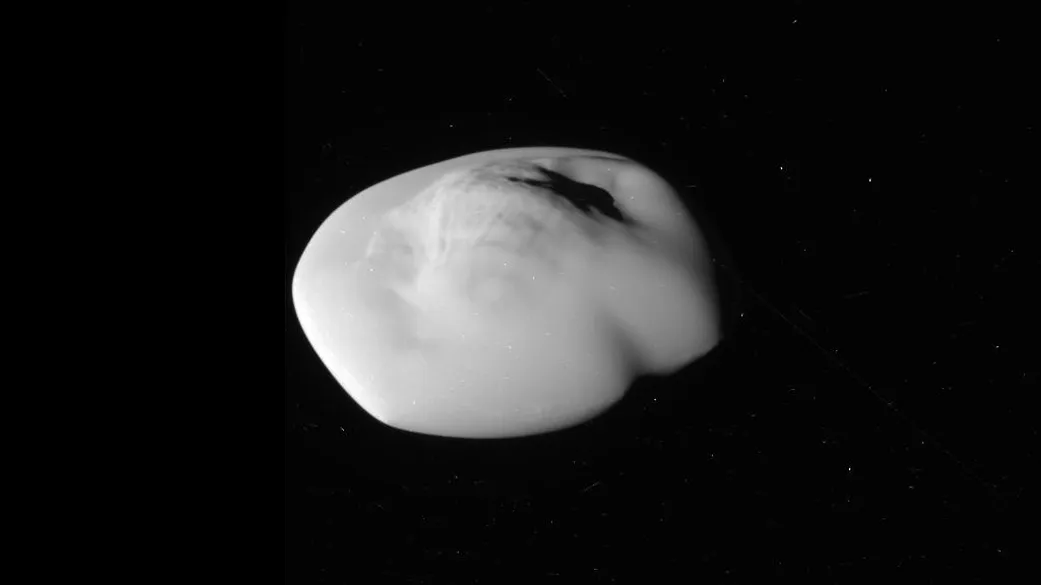 NASA divulga fotos inéditas do 'disco voador' de Saturno