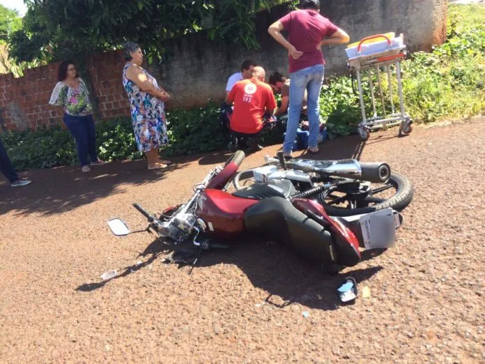 Acidente entre moto e carro deixa mulher ferida em Jandaia do Sul