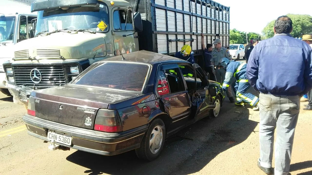 Colisão entre carro e caminhão deixa motorista ferido em Jardim Alegre