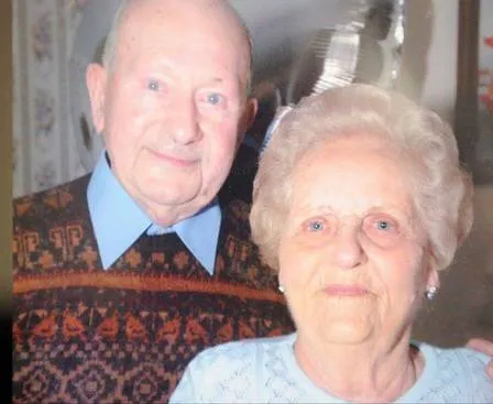 De mãos dadas, ingleses casados há 77 anos morrem num intervalo de duas horas