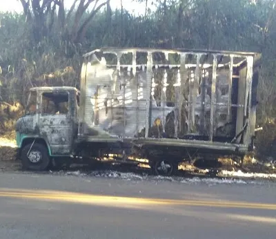 Caminhão de mudança pega fogo na PRC-272