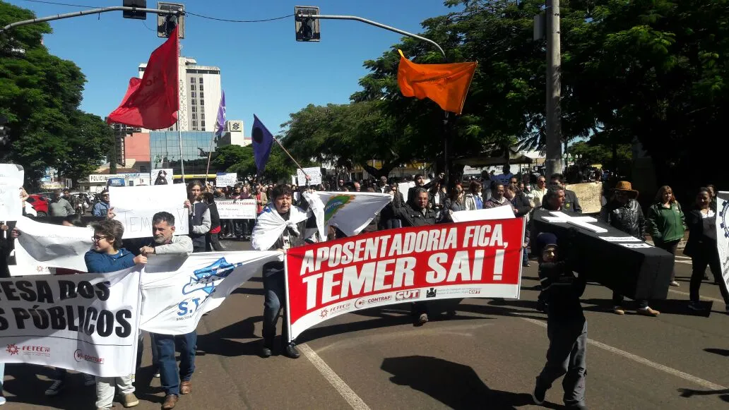 Apucarana tem protesto contra reformas trabalhista e da Previdência