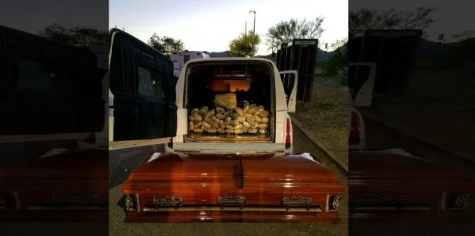 Carro funerário é abordado pela polícia quando levava caixão lotado de maconha; veja vídeo