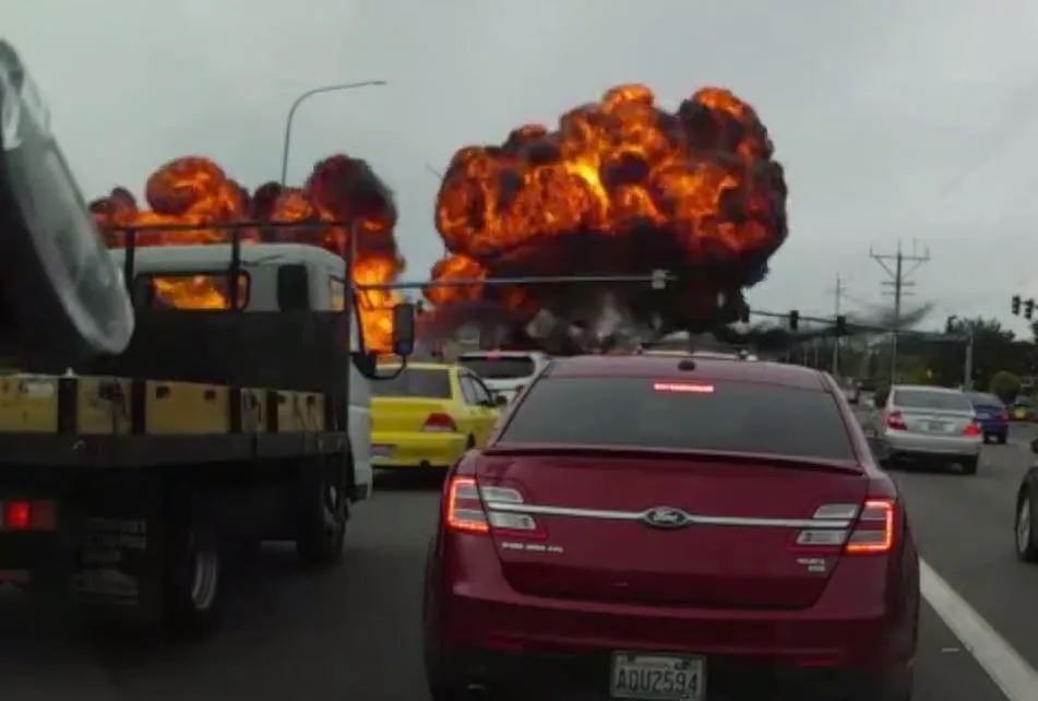 Avião explode no ar e cai em avenida movimentada - veja vídeo