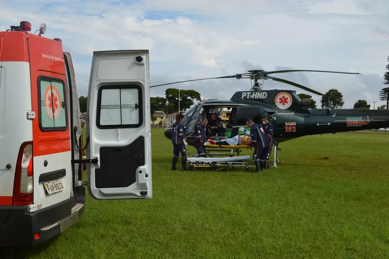 Helicóptero do Samu transporta paciente para hospital em Apucarana