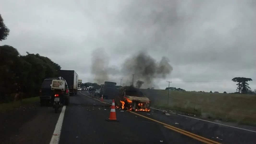 Quadrilha bloqueia rodovia com veículo incendiado, explode carro-forte e rouba dinheiro e armas no PR