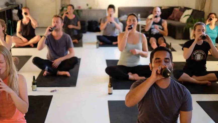 Beer Yoga: conheça a prática da arte milenar da Yoga combinada com cerveja