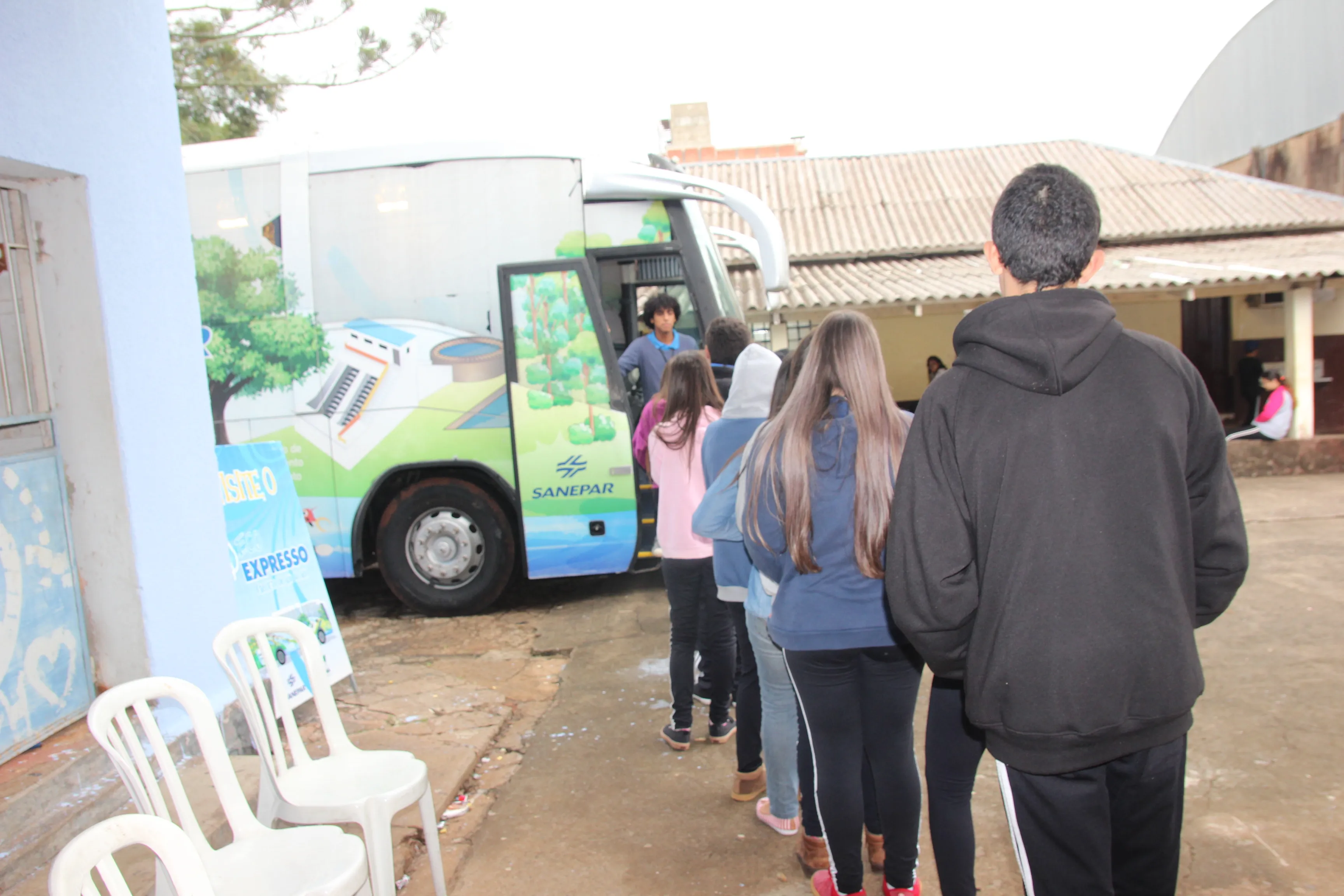 Ônibus da Sanepar leva educação ambiental a colégios em Apucarana
