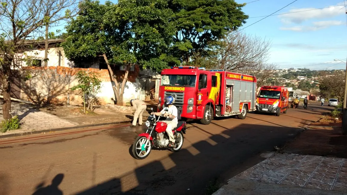 Bombeiros se mobilizam para debelar incêndio em casa em Apucarana