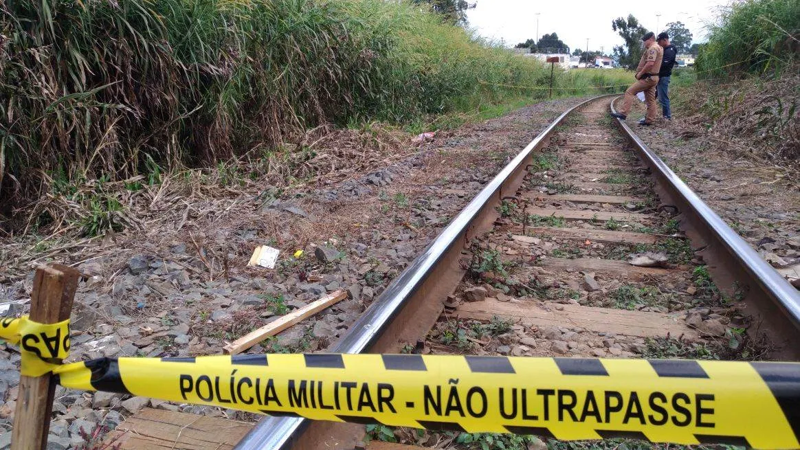 Travesti de 24 anos é assassinada ao lado de linha férrea no Paraná