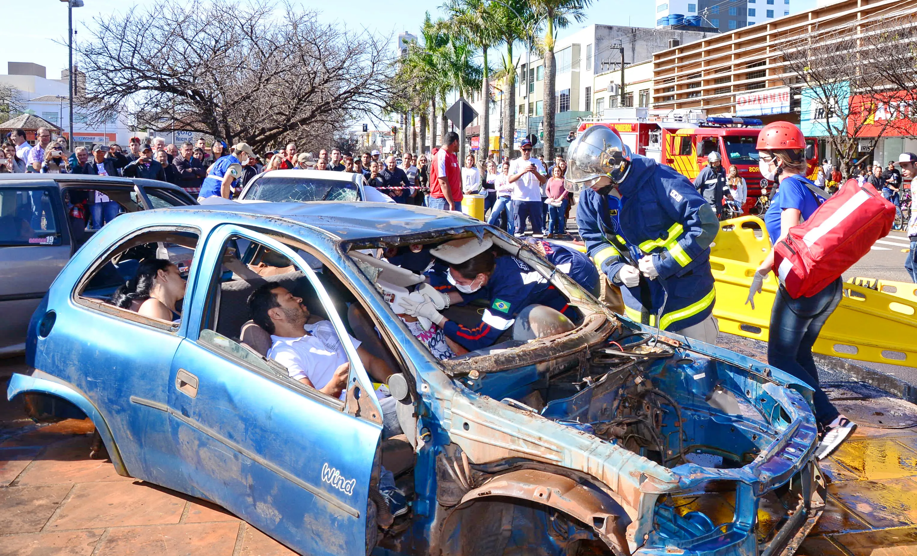 Simulação de acidente reúne equipes de resgate no centro de Arapongas