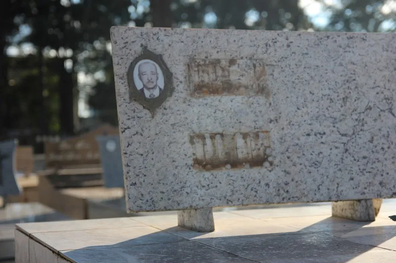 Ladrões furtam mais de 80% das placas de bronze em cemitério de Apucarana