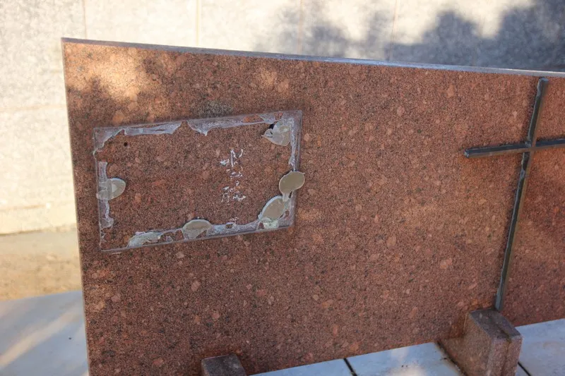 Ladrões furtam mais de 80% das placas de bronze em cemitério de Apucarana