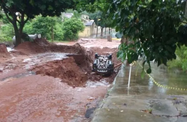 Motorista não percebe cratera em rua e carro acaba 'engolido' no Paraná