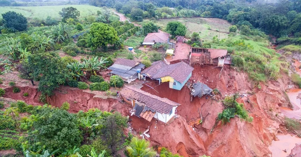 Chuva abre cratera e destrói casas na região noroeste do Paraná