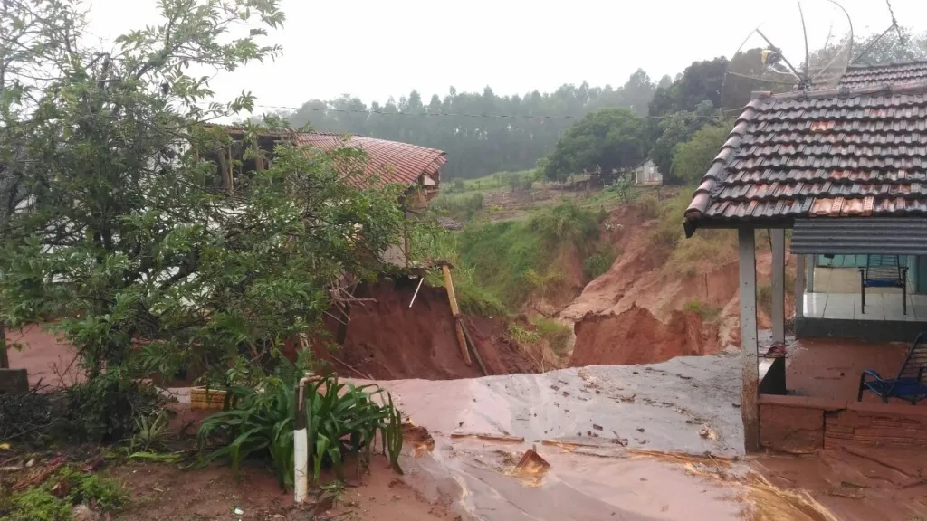 Chuva abre cratera e destrói casas na região noroeste do Paraná