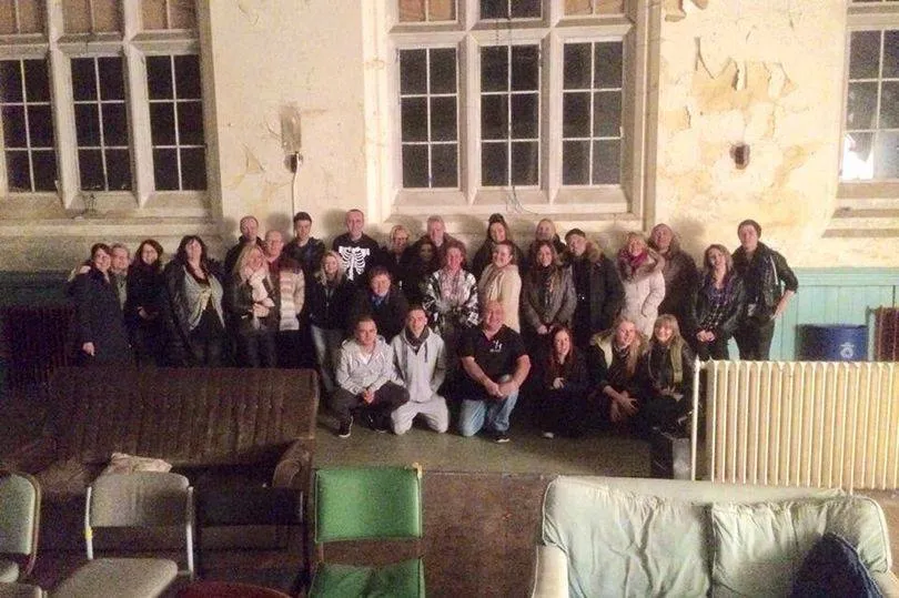 "Menina fantasma" aparece em foto de grupo em visita a hospital abandonado