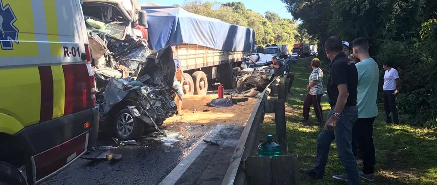 Acidente envolvendo quatro caminhões e três carros causa mortes na BR-277