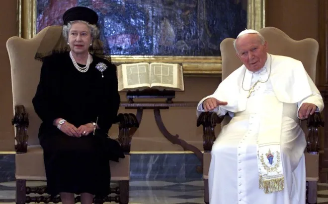 Somente 7 mulheres no mundo podem usar branco em frente ao Papa; entenda