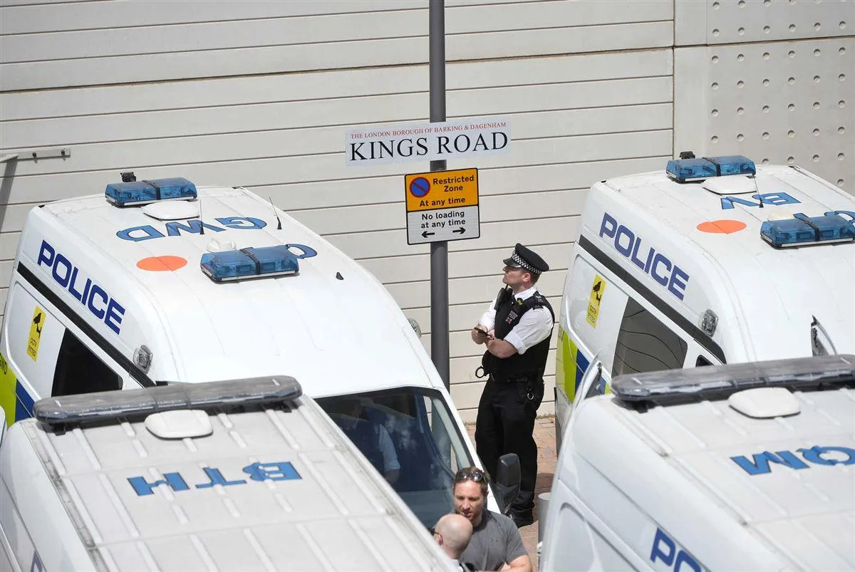 Polícia detém 12 pessoas por suspeita de ligação com atentado de Londres