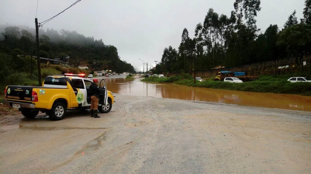 Chuvas provocam deslizamentos e alagamentos e bloqueiam rodovias 
