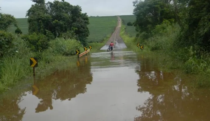 Fortes chuvas afetam mais de dez municípios e deixam moradores ilhados