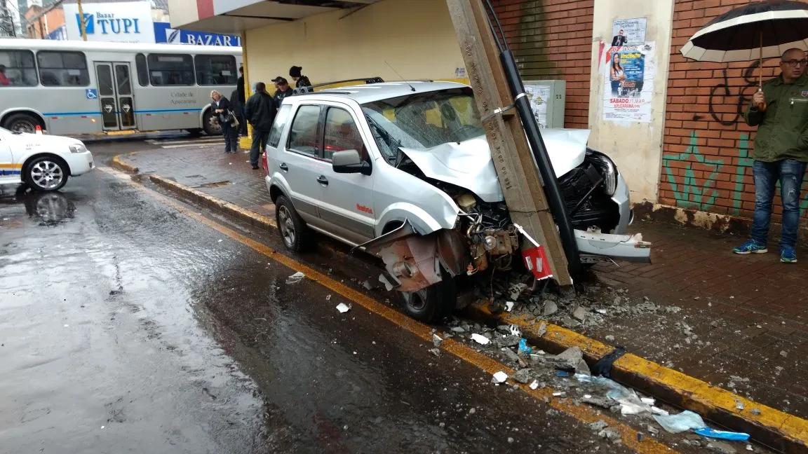 Acidente nesta manhã no centro de Apucarana deixa motociclista gravemente ferido